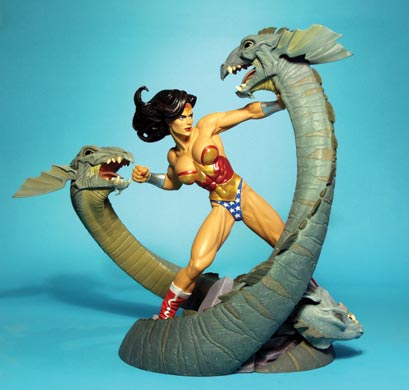 WONDER WOMAN STATUE