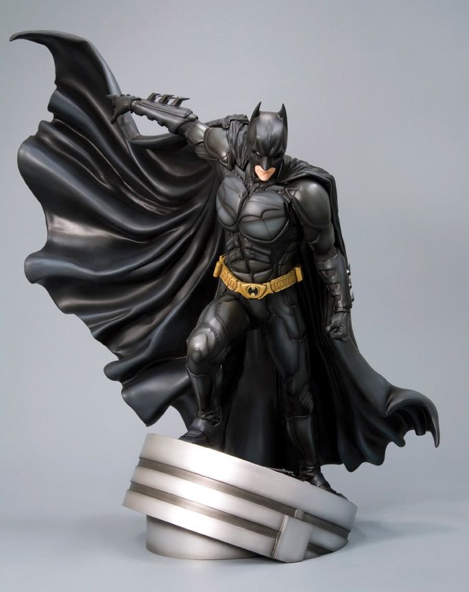 THE DARK KNIGHT BATMAN VINYL STATUE