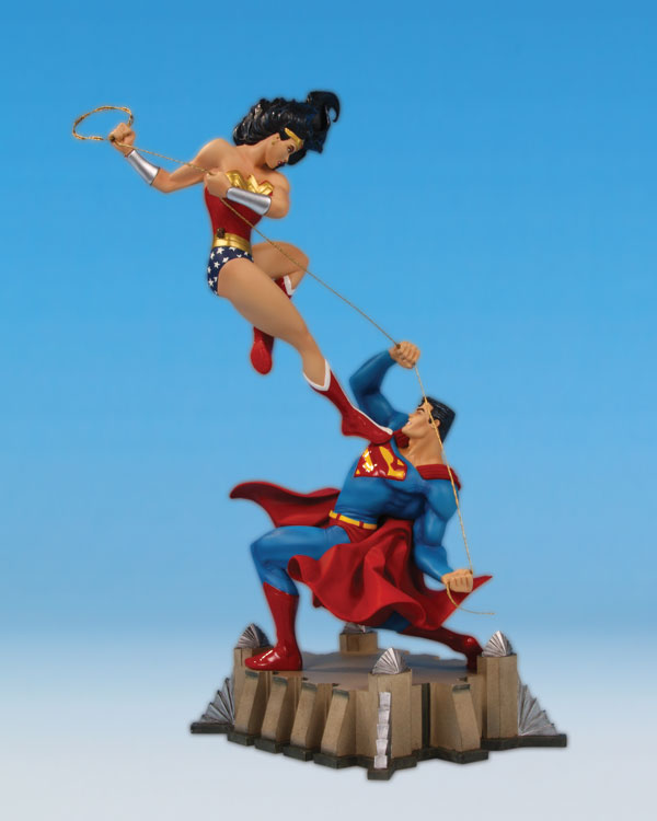 WONDER WOMAN VS. SUPERMAN MINI STATUE