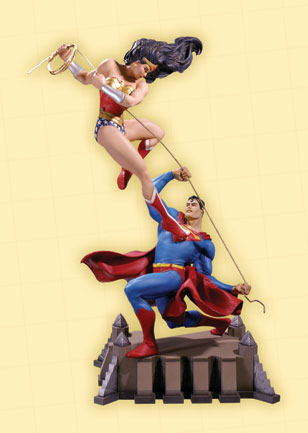 WONDER WOMAN VS SUPERMAN STATUE