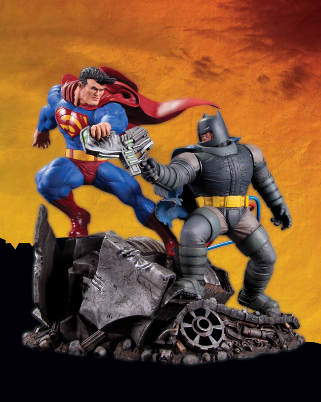  SUPERMAN VS. BATMAN STATUE