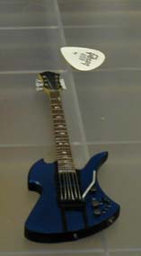 blueguitar.jpg - 4364 Bytes