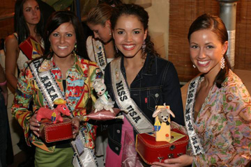 Miss USA 2004 delgates with Dream Pets at the Moonshadows Restaurant on April 3rd.