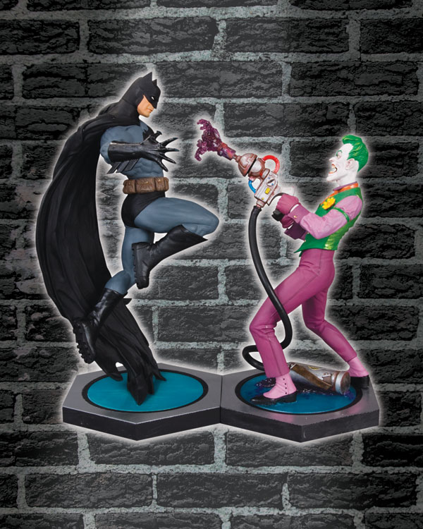 ULTIMATE SHOWDOWN: BATMAN VS. THE JOKER STATUE SET